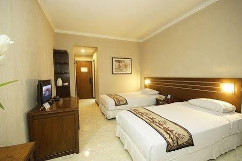 Bahari Inn Tegal Екстер'єр фото
